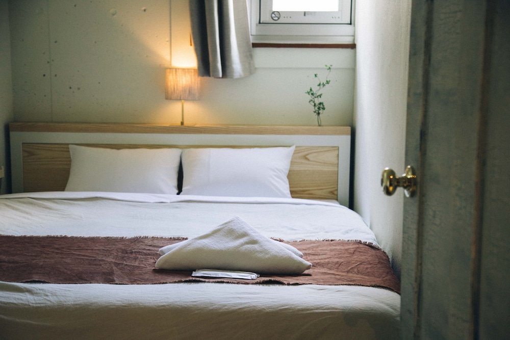 エコノミー ダブルルーム | ヌイ ホステル & バー ラウンジ