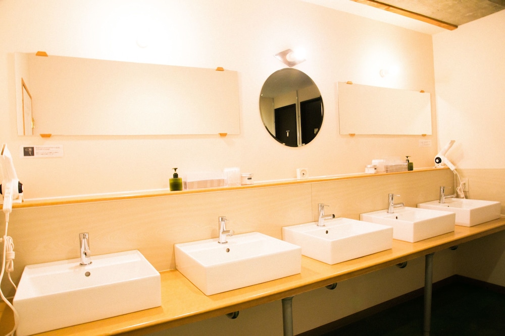 エコノミー ツインルーム バスルーム1 | ヌイ ホステル & バー ラウンジ