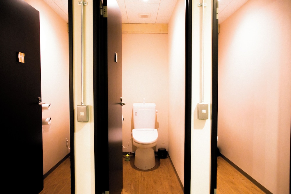 エコノミー ツインルーム 共用バスルーム1 | ヌイ ホステル & バー ラウンジ