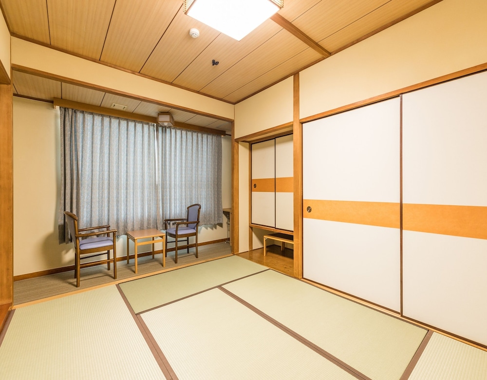 和室 共用バスルーム 3名部屋 客室1 | 熊野の宿 海ひかり