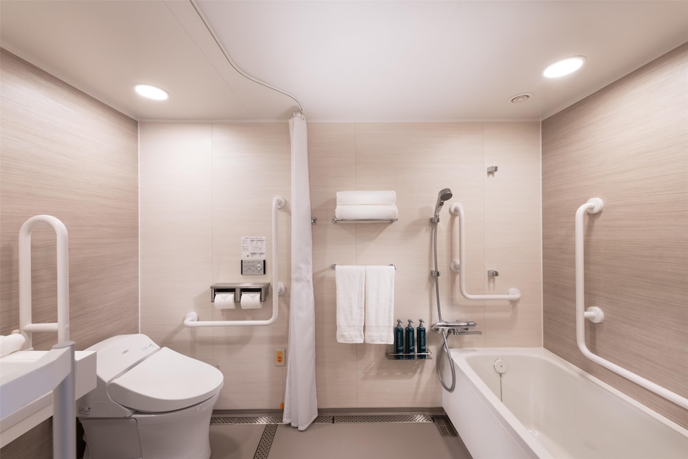 アクセシブルルーム シングルベッド 2 台 バスルームのシャワー0 | ダブルツリー by ヒルトン 京都駅