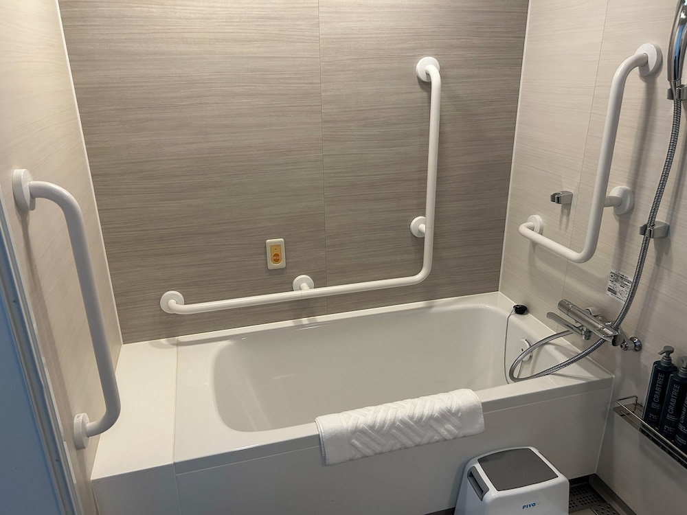 アクセシブルルーム シングルベッド 2 台 バスルーム0 | ダブルツリー by ヒルトン 京都駅