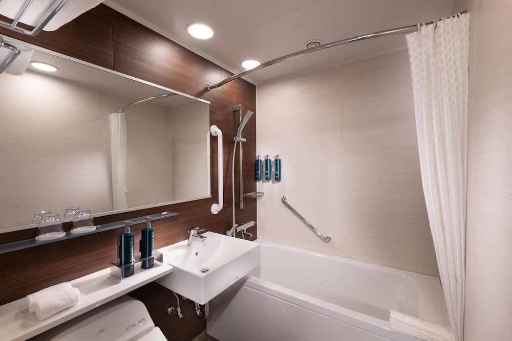 ゲストルーム クイーンベッド 1 台 バスルームのシャワー0 | ダブルツリー by ヒルトン 京都駅