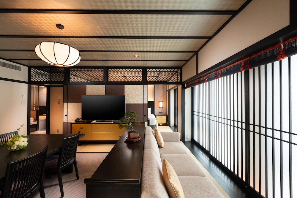 エグゼクティブ スイート シングルベッド 2 台 (Tatami) リビング エリア1 | ダブルツリー by ヒルトン 京都駅