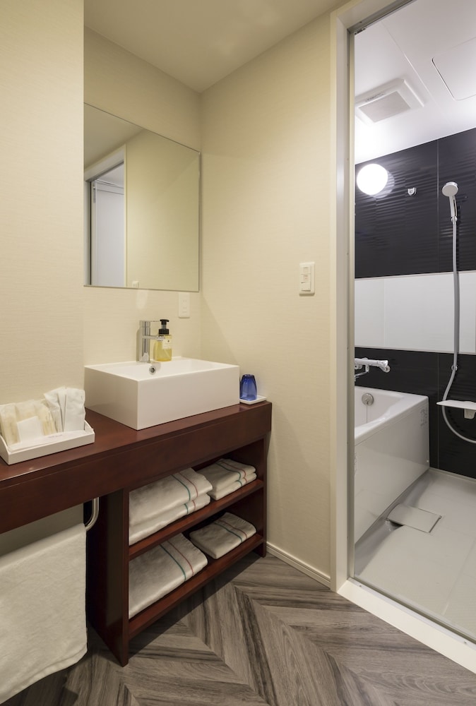 デラックス トリプルルーム 禁煙 バスルーム1 | SARASA HOTEL 新大阪