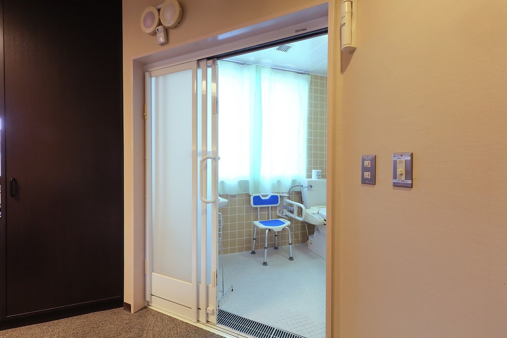 ユニバーサル ツインルーム 禁煙（バリアフリー ） バスルーム1 | ホテル ビナリオ嵯峨嵐山