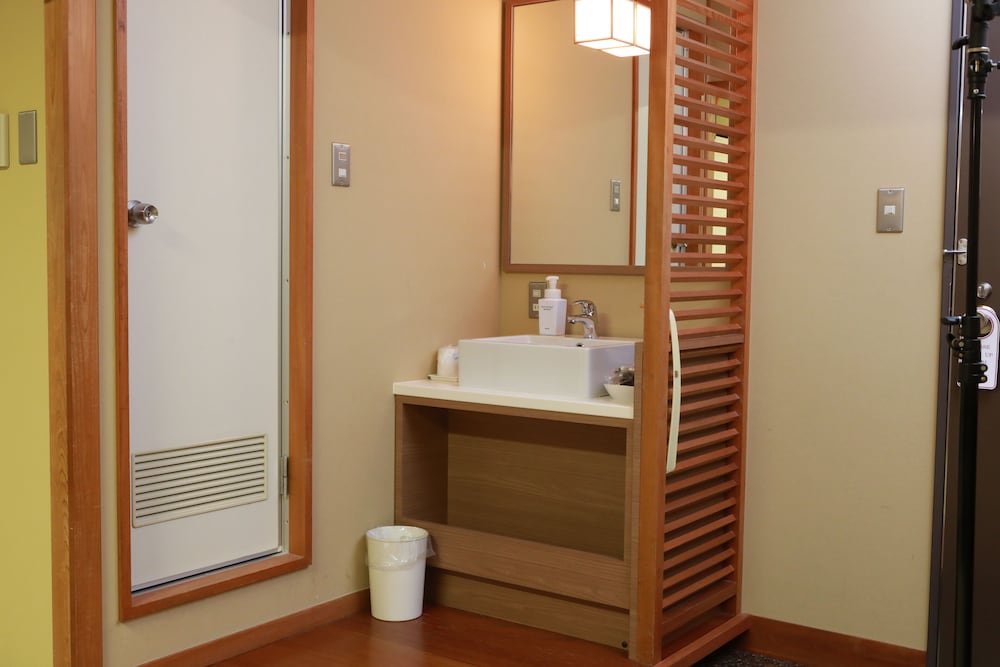 和室10畳 禁煙 共同バスルーム 客室1 | ホテル ビナリオ嵯峨嵐山