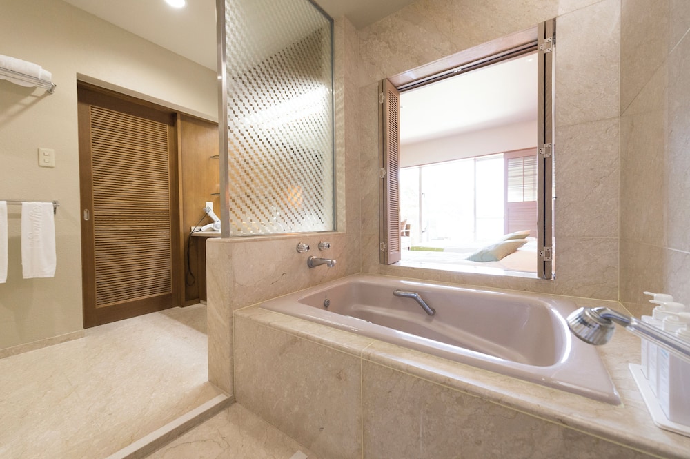 ツインルーム オーシャンビュー パティオ 1 階 バスルーム0 | ザ・サザンリンクス リゾート