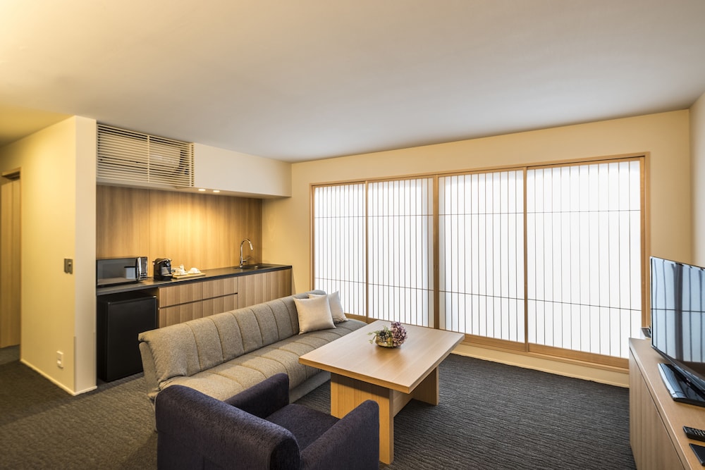 エグゼクティブスイートルーム キチネット付き リビング エリア0 | トモヤレジデンスホテル京都 二条高倉