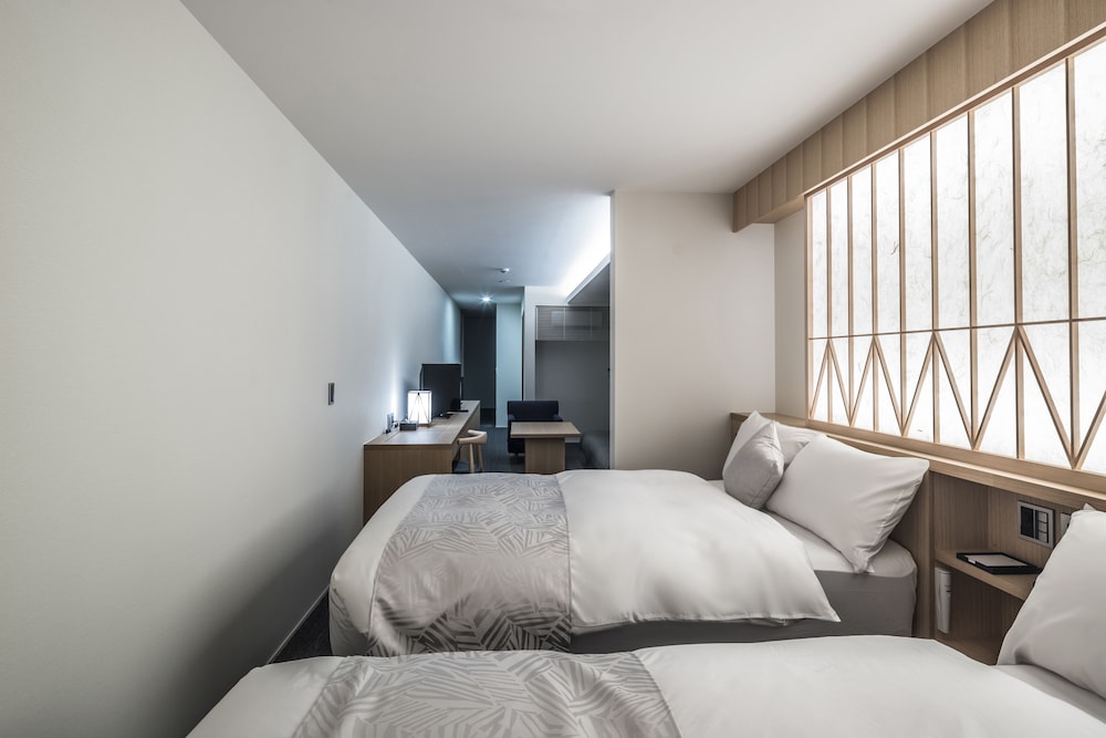 デラックスツインルーム リビング付き 客室1 | トモヤレジデンスホテル京都 二条高倉