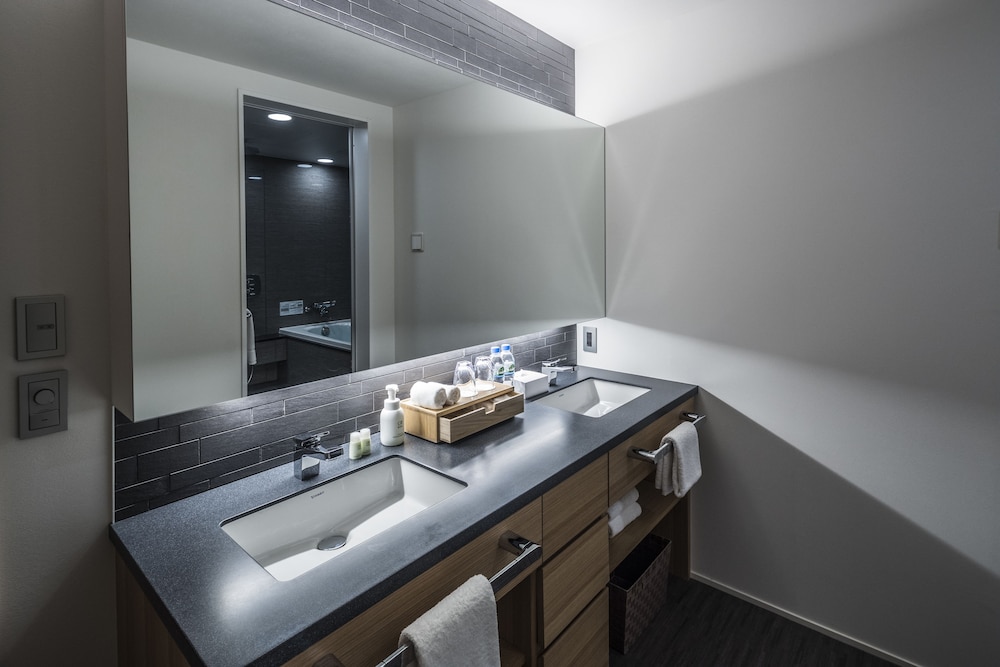 エグゼクティブスイートルーム キチネット付き バスルームのシンク0 | トモヤレジデンスホテル京都 二条高倉