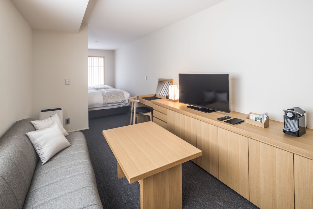 デラックスツインルーム リビング付き リビング エリア0 | トモヤレジデンスホテル京都 二条高倉