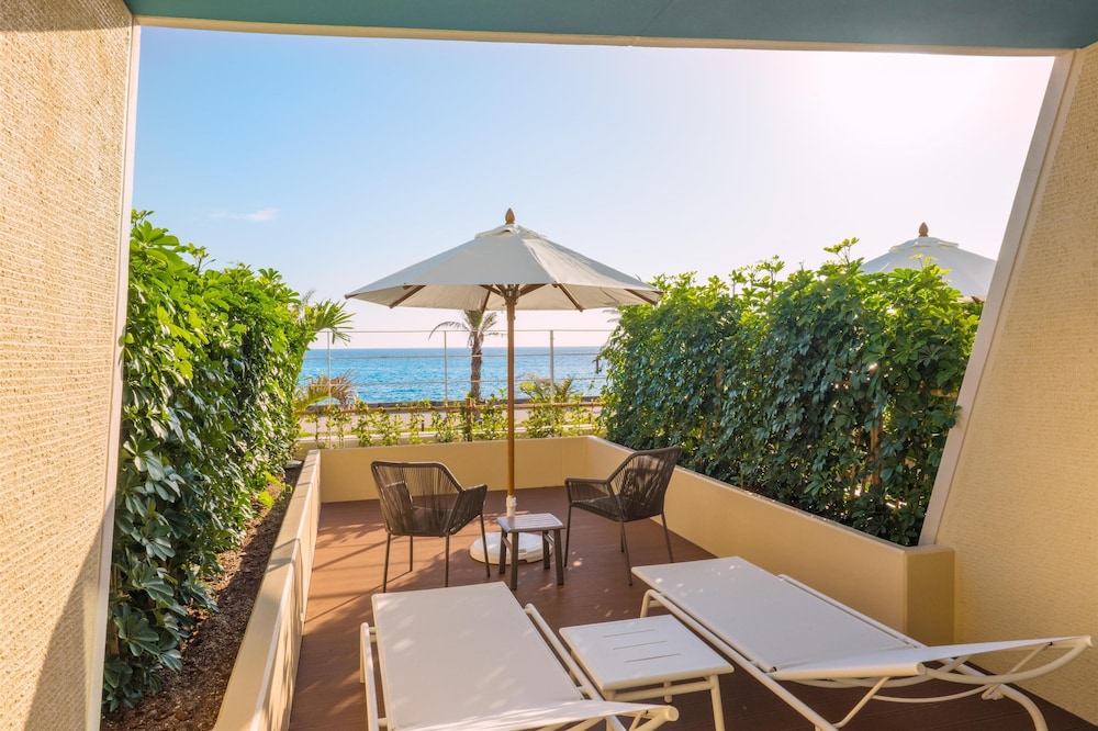 プレミアムルーム オーシャンビュー with テラス(キングベッド) 部屋からの景観0 | ダブルツリーbyヒルトン沖縄北谷リゾート