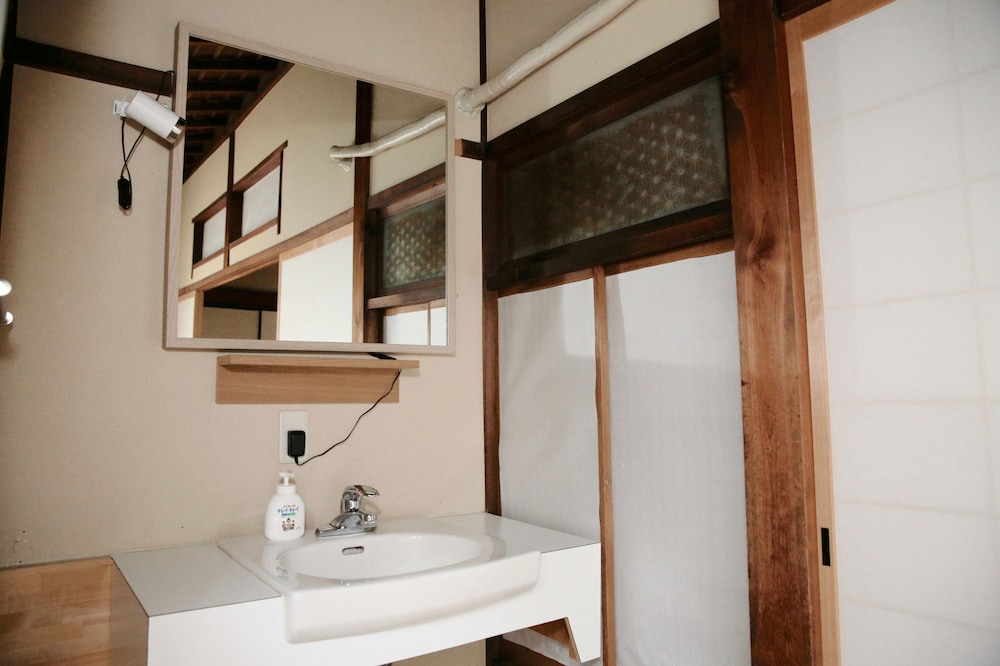 スタンダード和室 バスルームのシンク0 | 遊山ゲストハウス