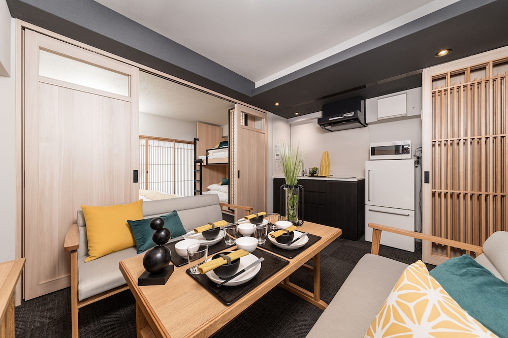 1ベッドルーム 二段ベッド付 客室内のダイニングエリア0 | MIMARU京都 二条城