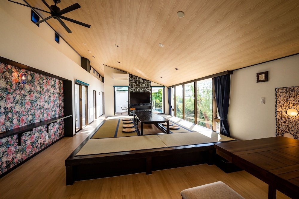 ヴィラスペシャルルーム キッチン付き オーシャン ビュー リビングルーム1 | ザ・ペリドット スマートホテル タンチャワード