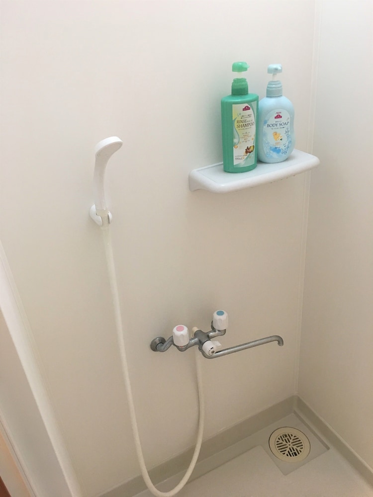 ツインルーム 共用バスルーム バスルームのシャワー0 | 鹿児島 リトルアジア