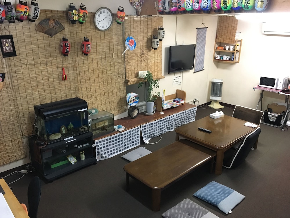 ツインルーム 共用バスルーム リビング エリア0 | 鹿児島 リトルアジア