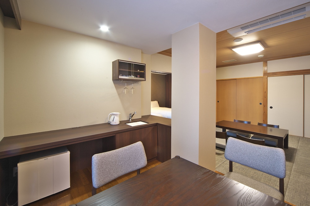 和洋室 禁煙 客室内のダイニングエリア0 | 河口湖パークホテル