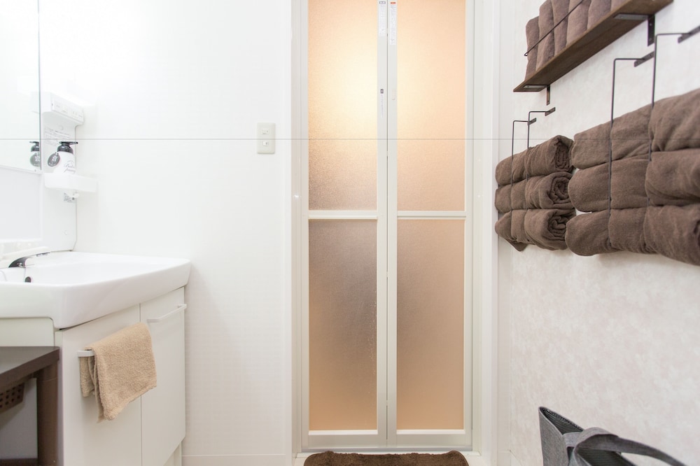 一棟貸し (8名用) バスルーム0 | ゲストハウス 京洛や 金閣寺