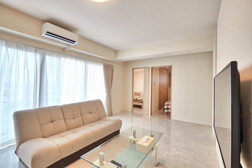 ファミリー ルーム 3 ベッドルーム リビングルーム1 | マンゴーリゾート沖縄北谷