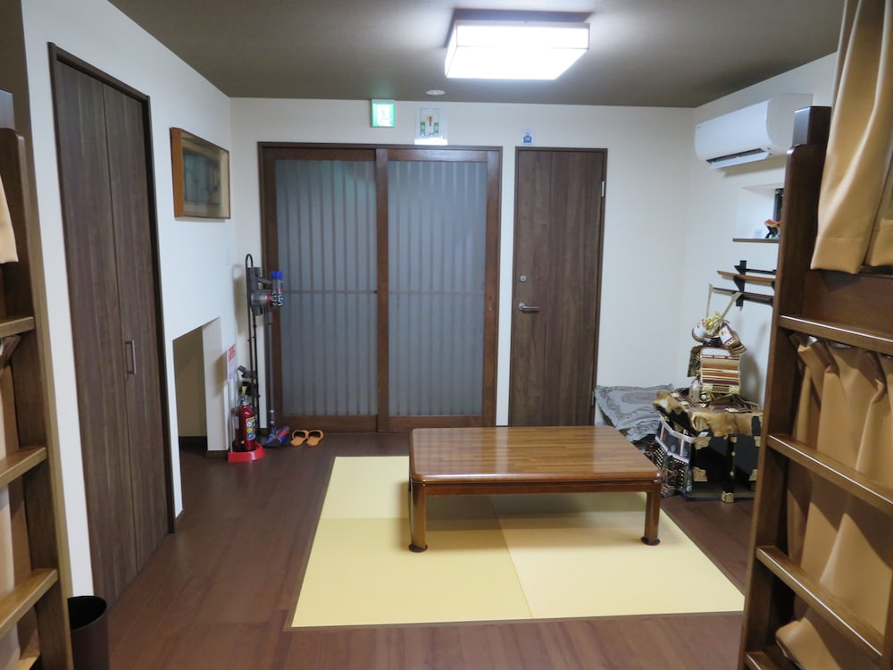 個室 リビング エリア0 | アゼイリア