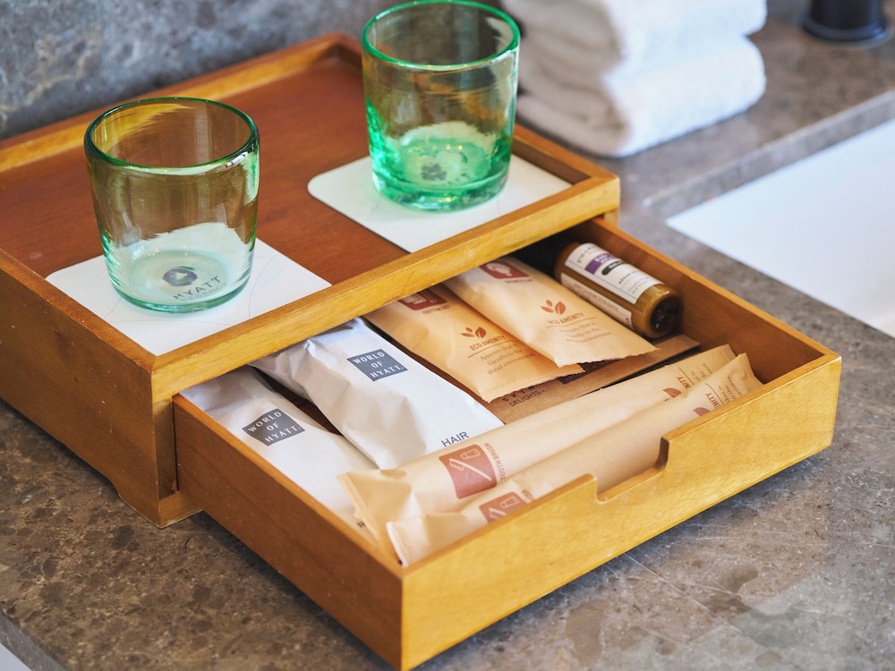 ルーム シングルベッド 2 台 ラグーンビュー バスルーム1 | ハイアット リージェンシー 瀬良垣アイランド 沖縄