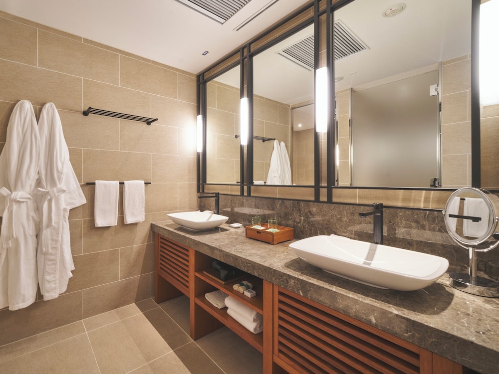 ルーム 2 ベッドルーム (Beach House, 1 King Bed, 2 Twin Beds) バスルーム0 | ハイアット リージェンシー 瀬良垣アイランド 沖縄