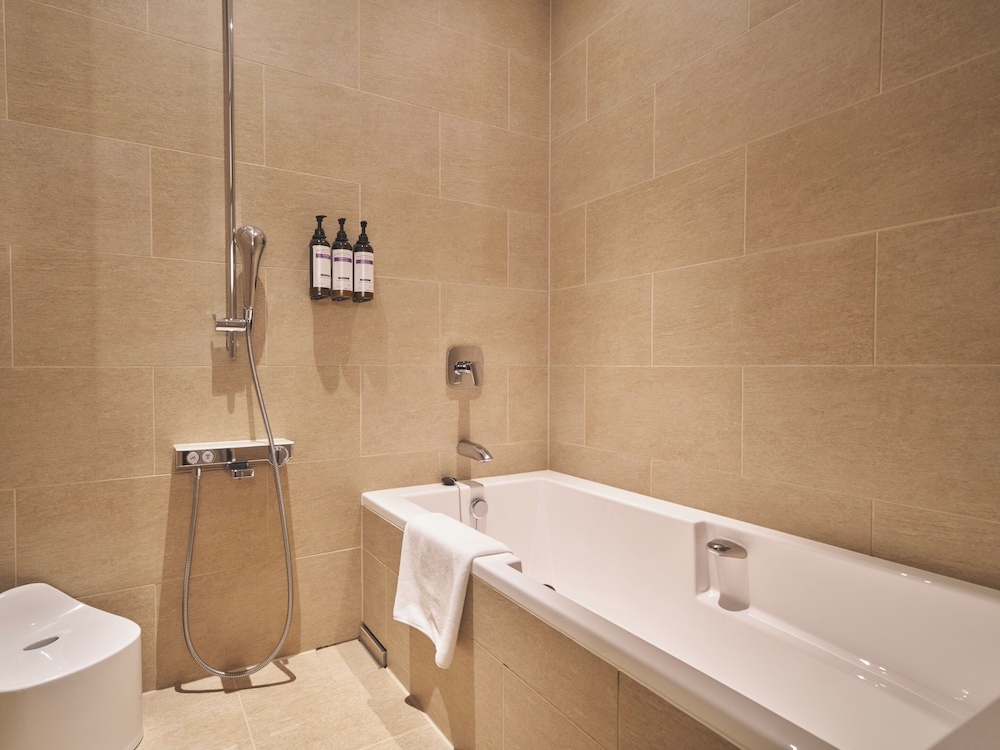 ルーム 2 ベッドルーム (Beach House, 1 King Bed, 2 Twin Beds) バスルーム1 | ハイアット リージェンシー 瀬良垣アイランド 沖縄