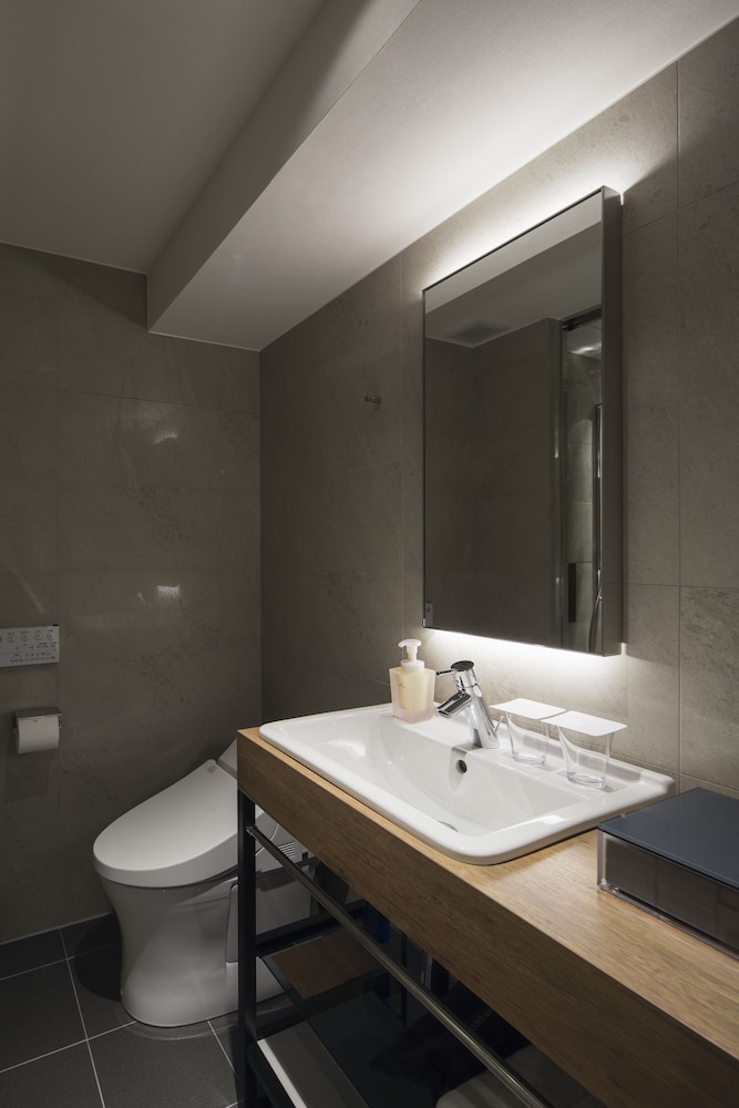 スタンダード ツインルーム シングルベッド 2 台 禁煙 バスルーム1 | ホテルザフラッグ心斎橋