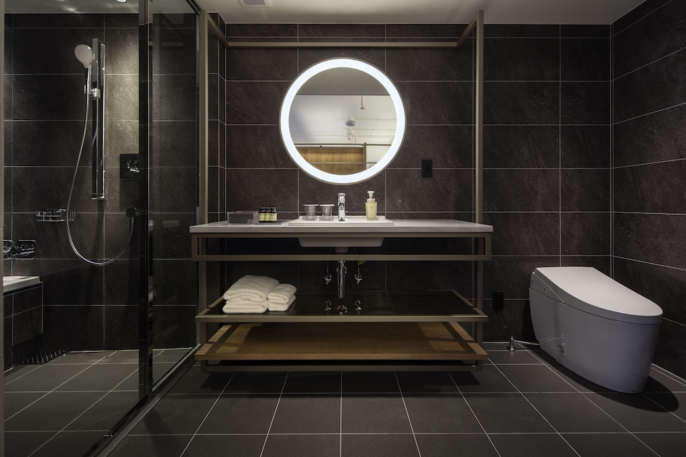 デラックス ツインルーム ダブルベッド 2 台 禁煙 バスルーム1 | ホテルザフラッグ心斎橋