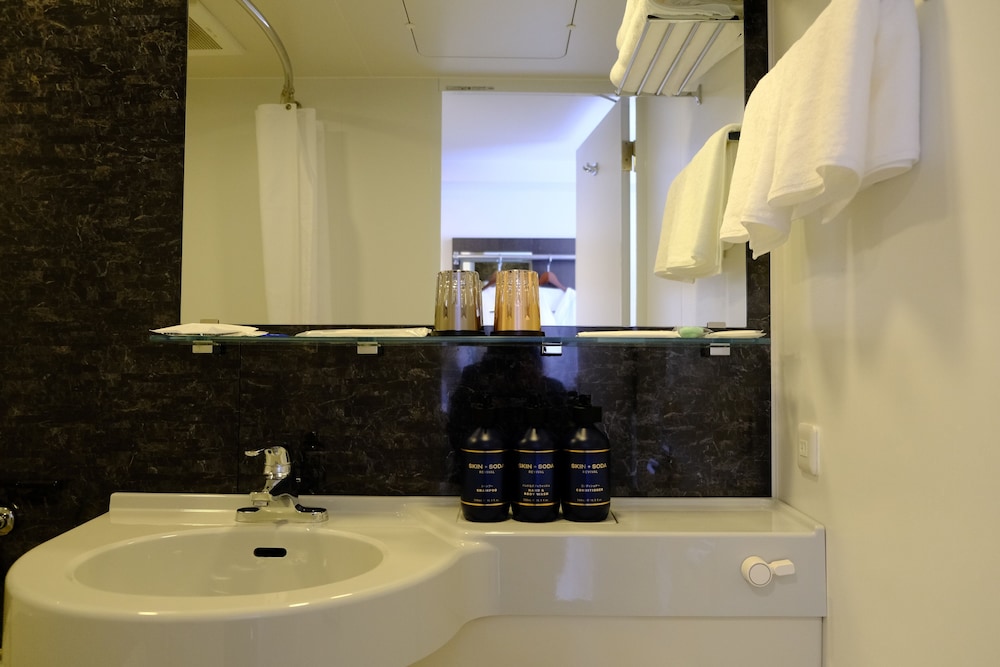 スタンダード ルーム バスルームのシンク0 | ガーナーホテル 大阪本町駅 by IHG