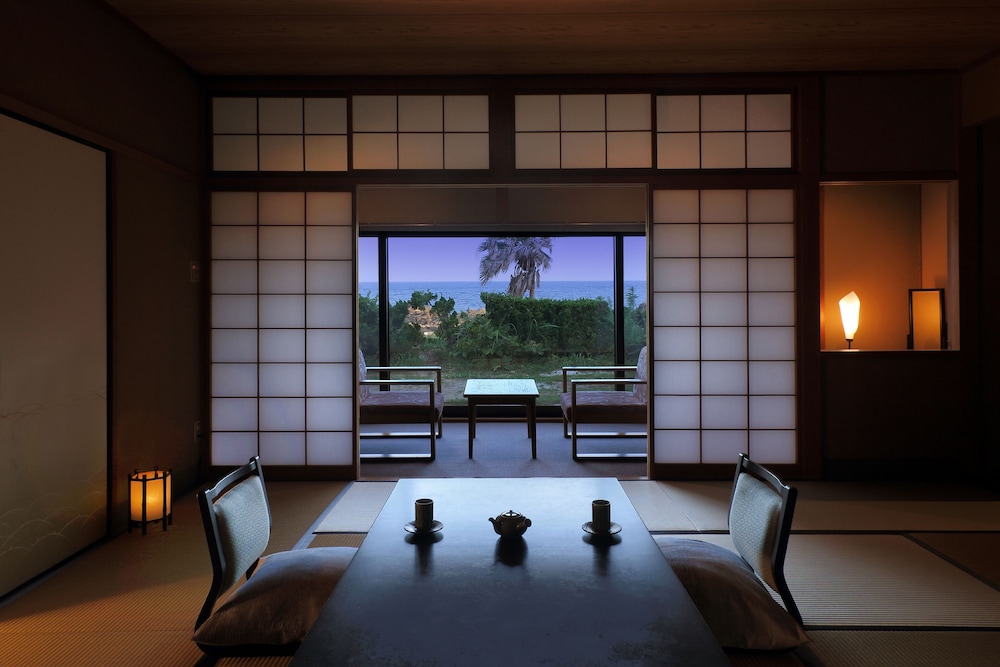 露天風呂付き離れ（12.5畳角部屋） 客室1 | 季粋の宿 紋屋