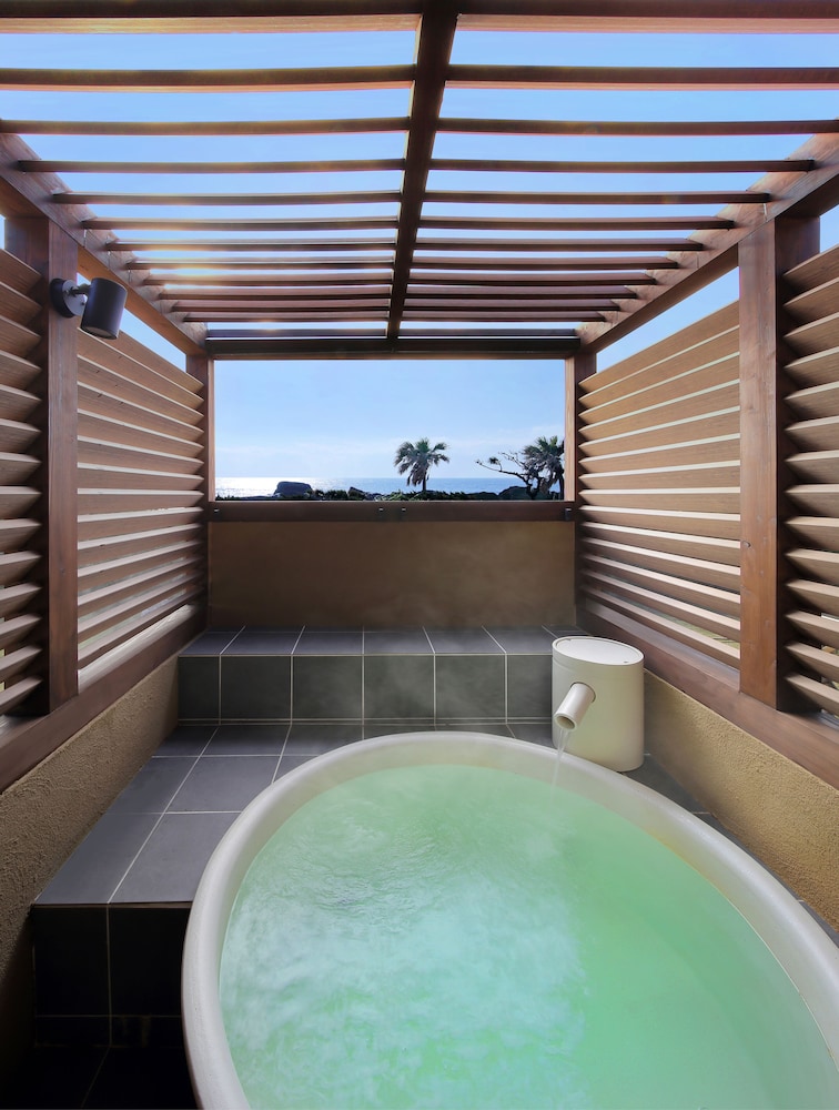 露天風呂付き離れ（10畳） バスルーム0 | 季粋の宿 紋屋