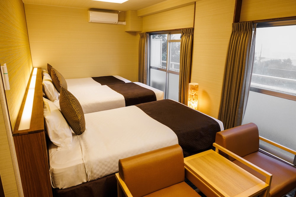 トリプルルーム (親子ベッド付)(シャワーブース付) 禁煙 客室1 | 亀の井ホテル 大和平群