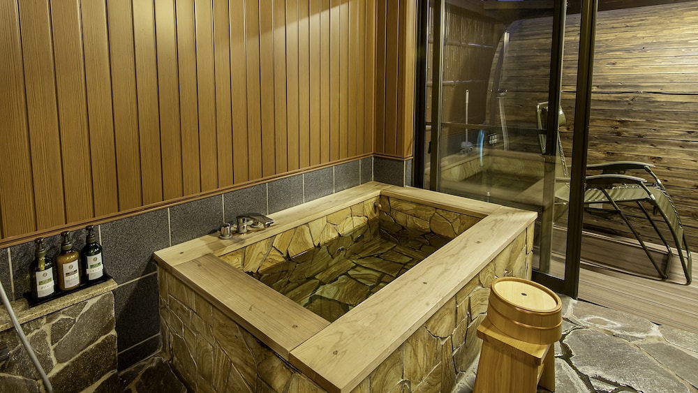 和洋室 露天風呂付 バスルーム1 | 高千穂 離れの宿 神隠れ