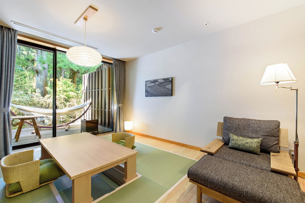 客室1 | 箱根・翠松園