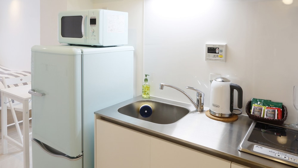 2F客室 KEI (2シングルベッド) 専用簡易キッチン1 | La Krasse 墨田