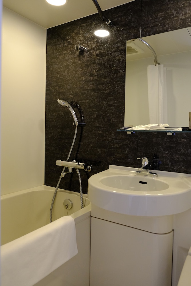 スタンダード ルーム バスルーム0 | ガーナーホテル 大阪本町御堂筋 by IHG