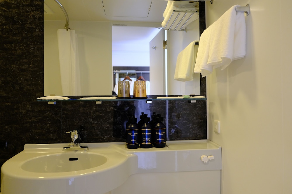 スタンダード ルーム バスルームのシンク0 | ガーナーホテル 大阪本町御堂筋 by IHG