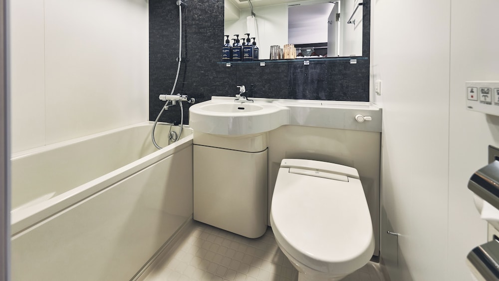 スタンダード ルーム バスルーム4 | ガーナーホテル 大阪本町御堂筋 by IHG