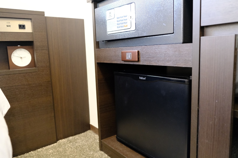 スタンダード ルーム ダブルベッド 1 台 小型冷蔵庫0 | Garner Hotel 大阪本町北船場 by IHG