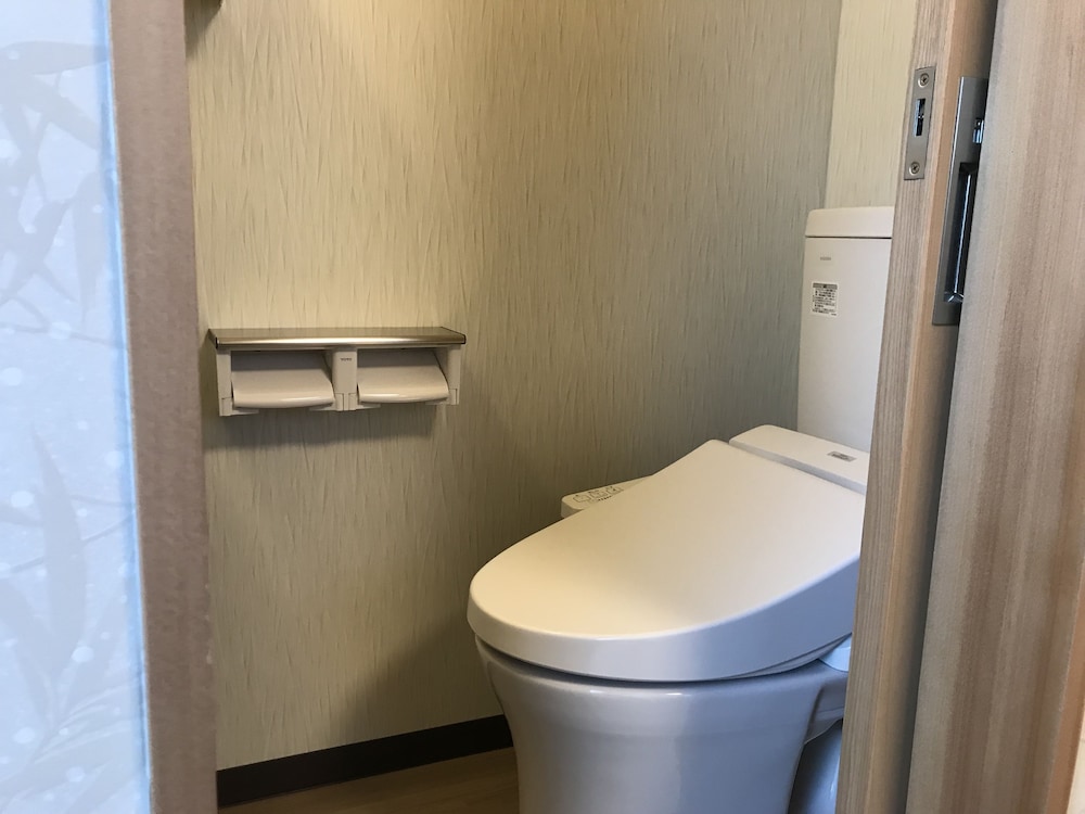 和室 (ツイン) ルーム 共用バスルーム 客室の設備とサービス0 | ホテルファミテック日光駅前