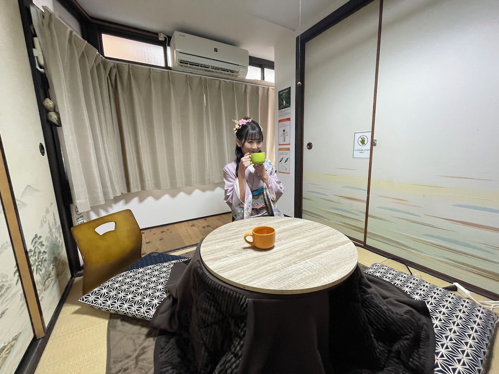 エコノミー タウンホーム 1 ベッドルーム リビング エリア2 | ゲストハウス コネクション 烏丸五条