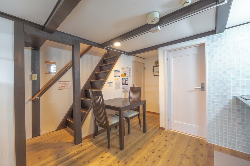 エコノミー タウンホーム 1 ベッドルーム リビング エリア1 | ゲストハウス コネクション 烏丸五条