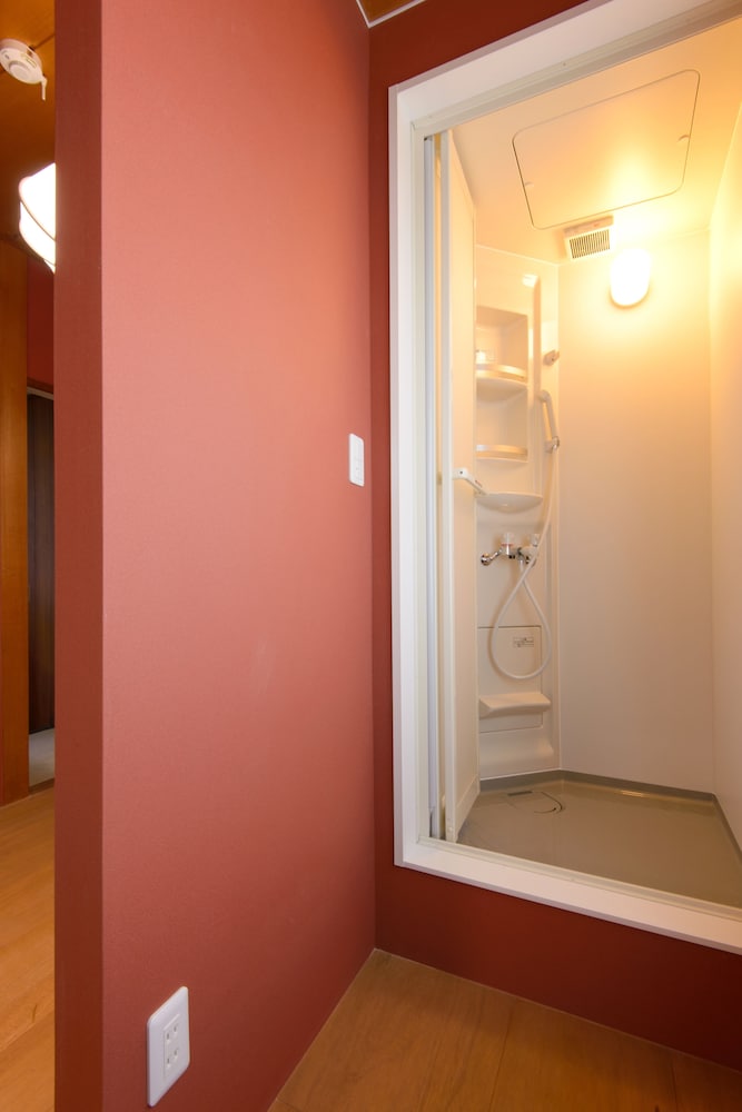 和室２階　専用バスルーム　 バスルームのシャワー0 | ゲストハウス 和んで