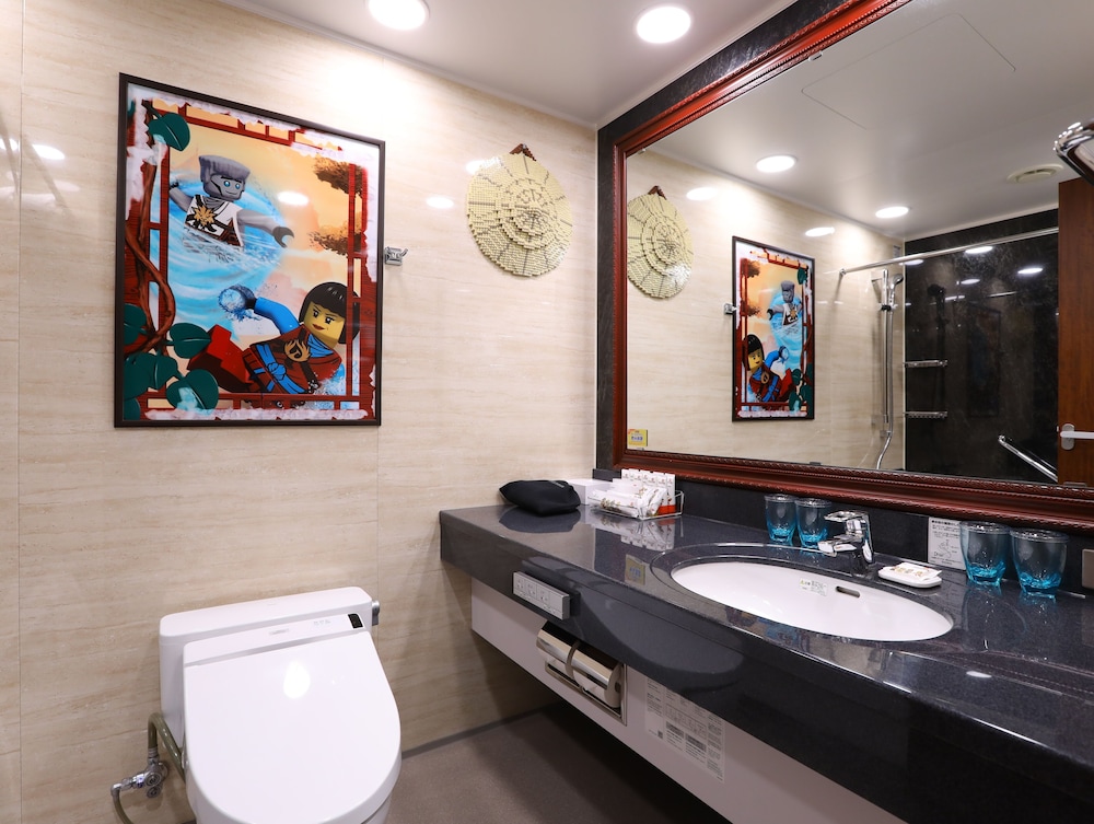 ニンジャゴー テーマ ビュー(4人部屋) バスルーム1 | レゴランド ジャパン ホテル