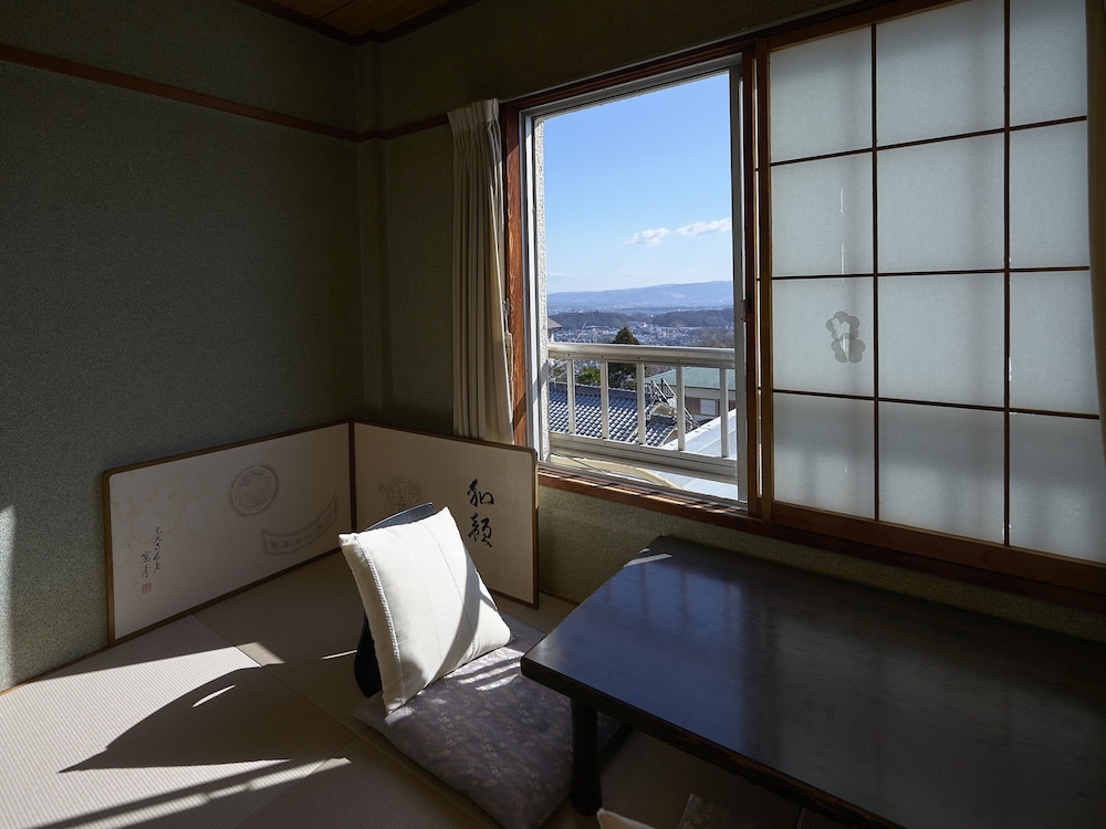 和室 2人部屋 共用バスルーム シティビュー 客室1 | 生駒のお宿 城山旅館