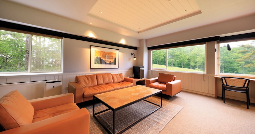 スタンダード スイート ベッド (複数台) 客室内のダイニングエリア0 | ヴィラ・ザ・クラブ軽井沢