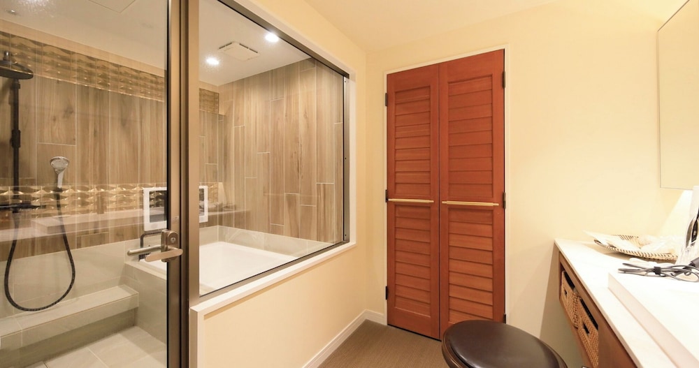 プレミアム スイート ベッド (複数台) バスルーム1 | ヴィラ・ザ・クラブ軽井沢